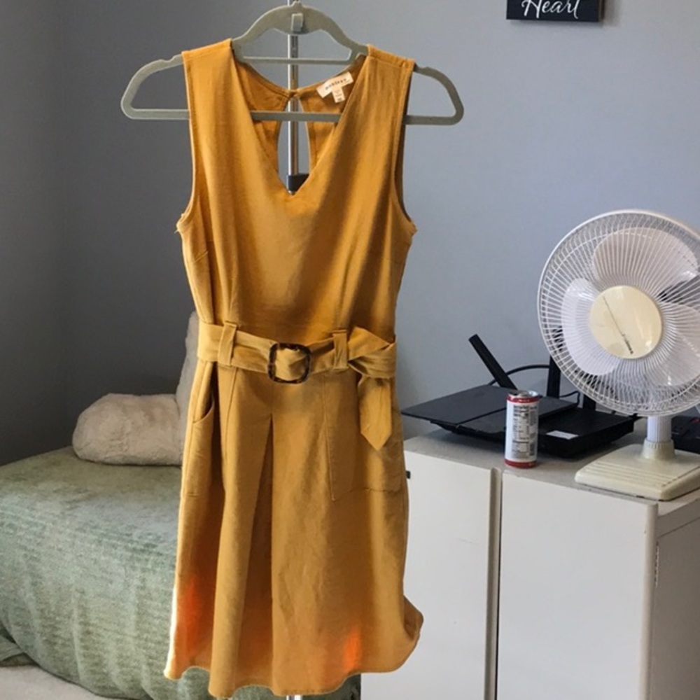 Sleeveless, v-neck dress with open back